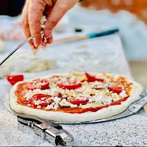 préparation d'une pizza maison