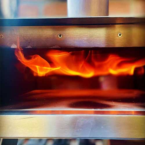 allumage d'un four à pizza au feu de bois